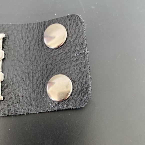 Metal scaled leather cuff bracelet - Picture 5 of 10